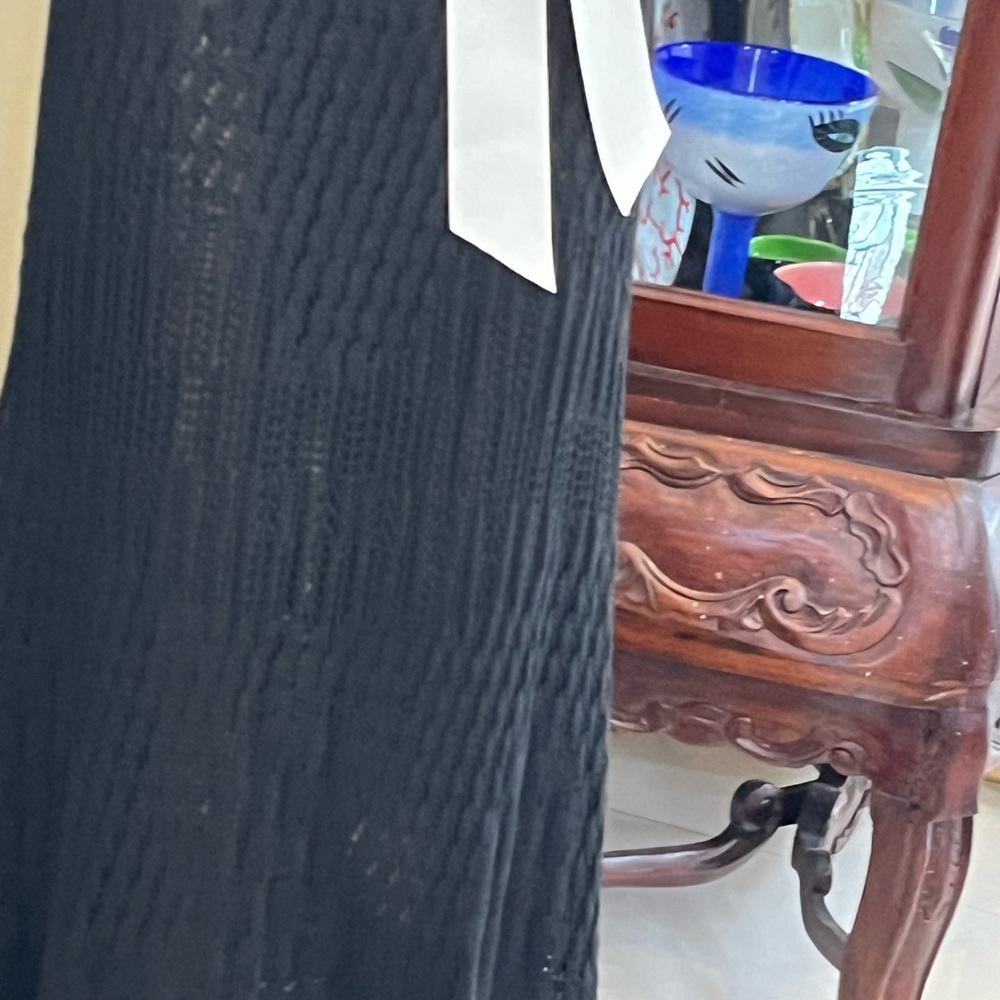 Black Sleeveless Dress with White Bow - Picture 2 of 9